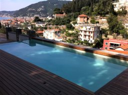 piscina privata con bordo a sfioro in legno